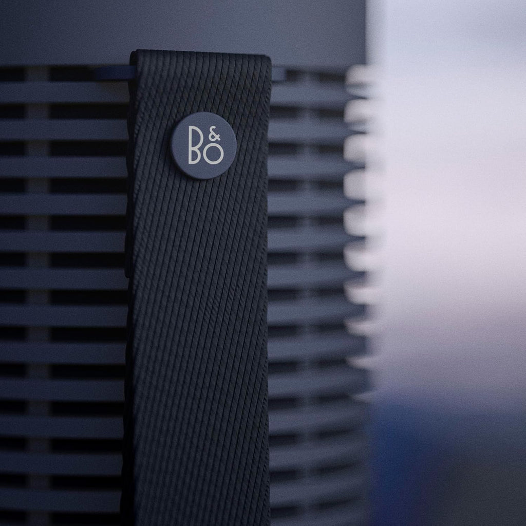 Bang & Olufsen Beosound Explore – Kabelloser tragbarer Bluetooth Outdoor-, Heim- und Reise, 27 Stunden Akkulaufzeit, wasserdichter 360° Lautsprecher + USB-C Ladekabel - Schwarz Anthracite