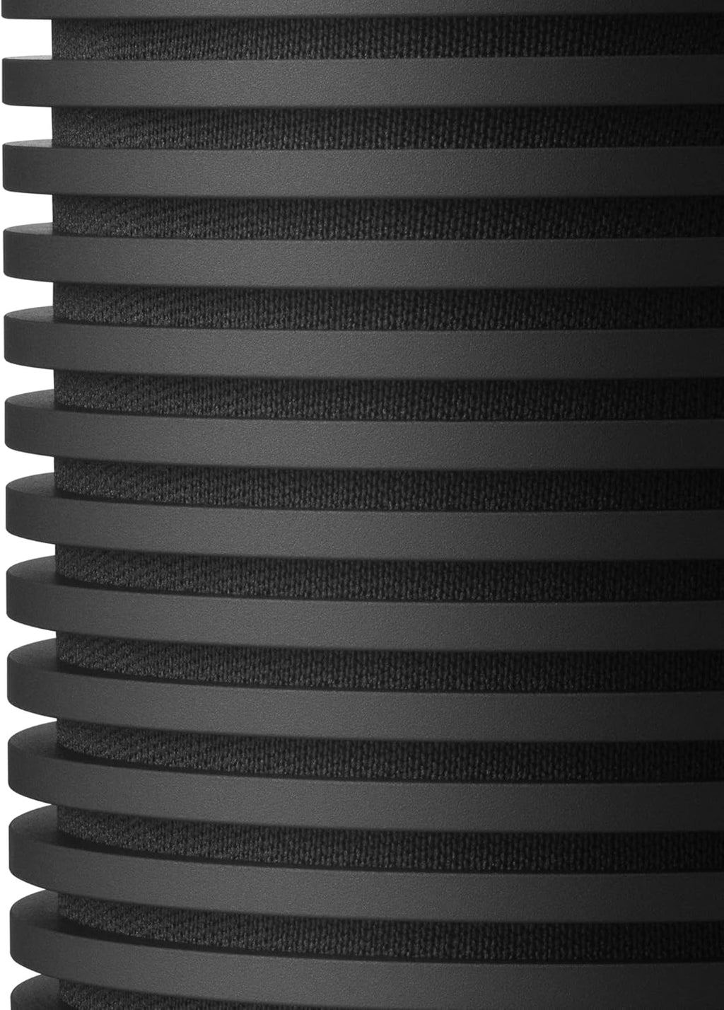Bang & Olufsen Beosound Explore – Kabelloser tragbarer Bluetooth Outdoor-, Heim- und Reise, 27 Stunden Akkulaufzeit, wasserdichter 360° Lautsprecher + USB-C Ladekabel - Schwarz Anthracite