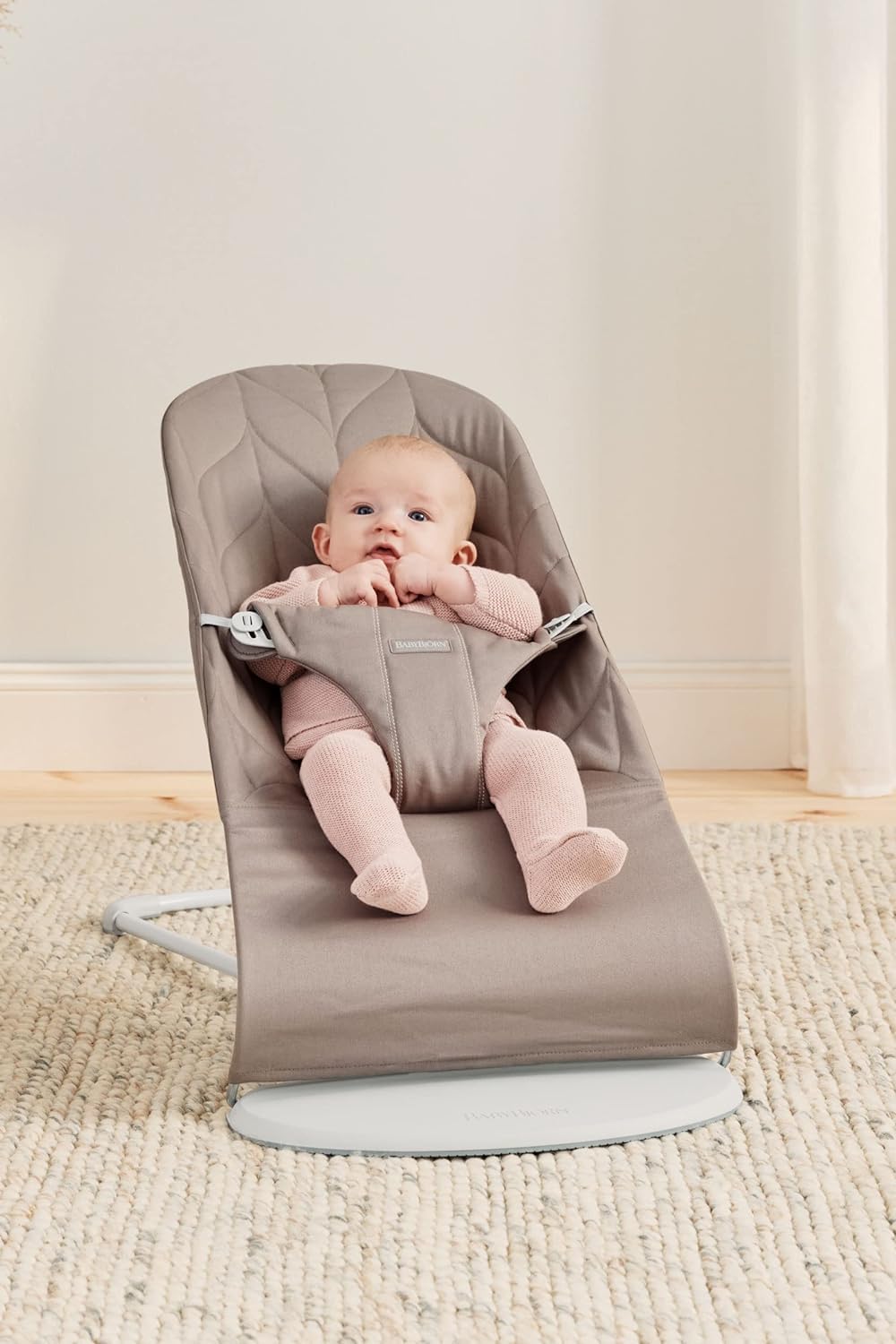 BabyBjörn Babywippe Bliss, Gewebt, Blütenblatt-Steppung, Sandgrau