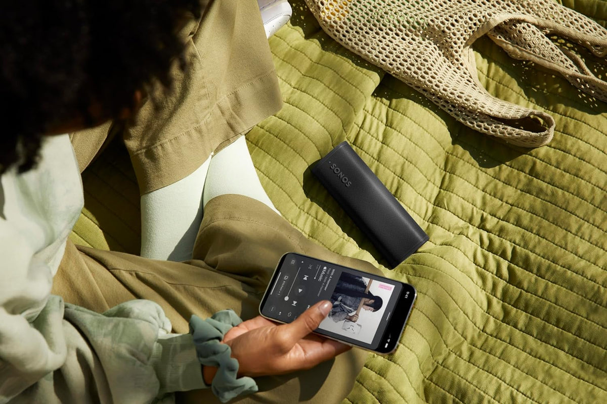 Sonos Roam 2 | Leichter, mobiler und wasserdichter Speaker mit Bluetooth, WLAN, mindestens 10 Stunden Akkulaufzeit und Voice Control für drinnen und draußen - Weiß