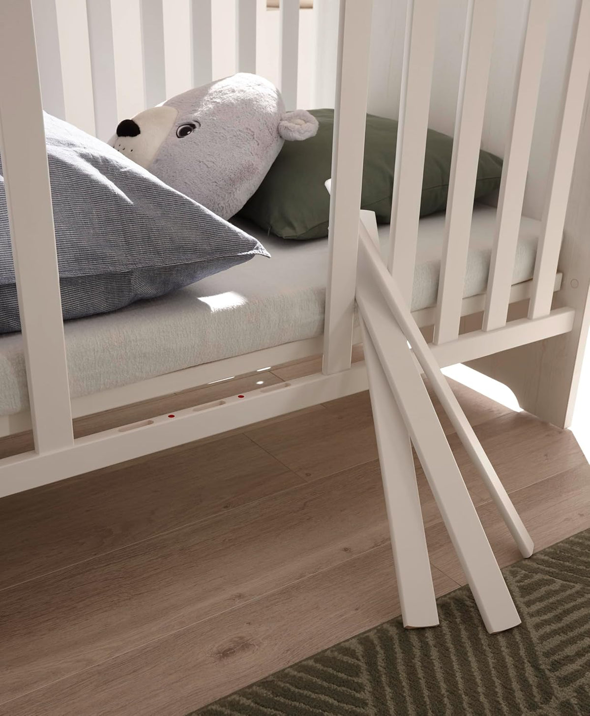 Babyzimmer Jasmin 5 teilig in Anderson Pine mit Absetzungen in Artisan Eiche - Kinderzimmer Komplett Set mit Kleiderschrank, Babybett, Wickelkommode mit 2 Seitenregalen, Standregal, Wandboard