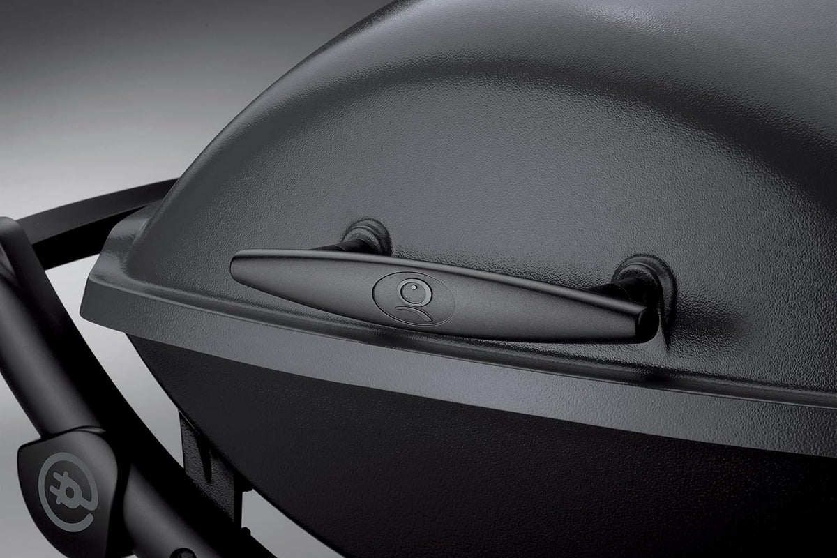 Weber Q2400 Elekrogrill mit Stand + Seitentischen, 54 x 39cm Grillfäche, portable, 2-geteilter porzellanemaillierter Guss-Grillrost, Aluminiumguss Deckel & Gehäuse - Dark Grey (55020879)