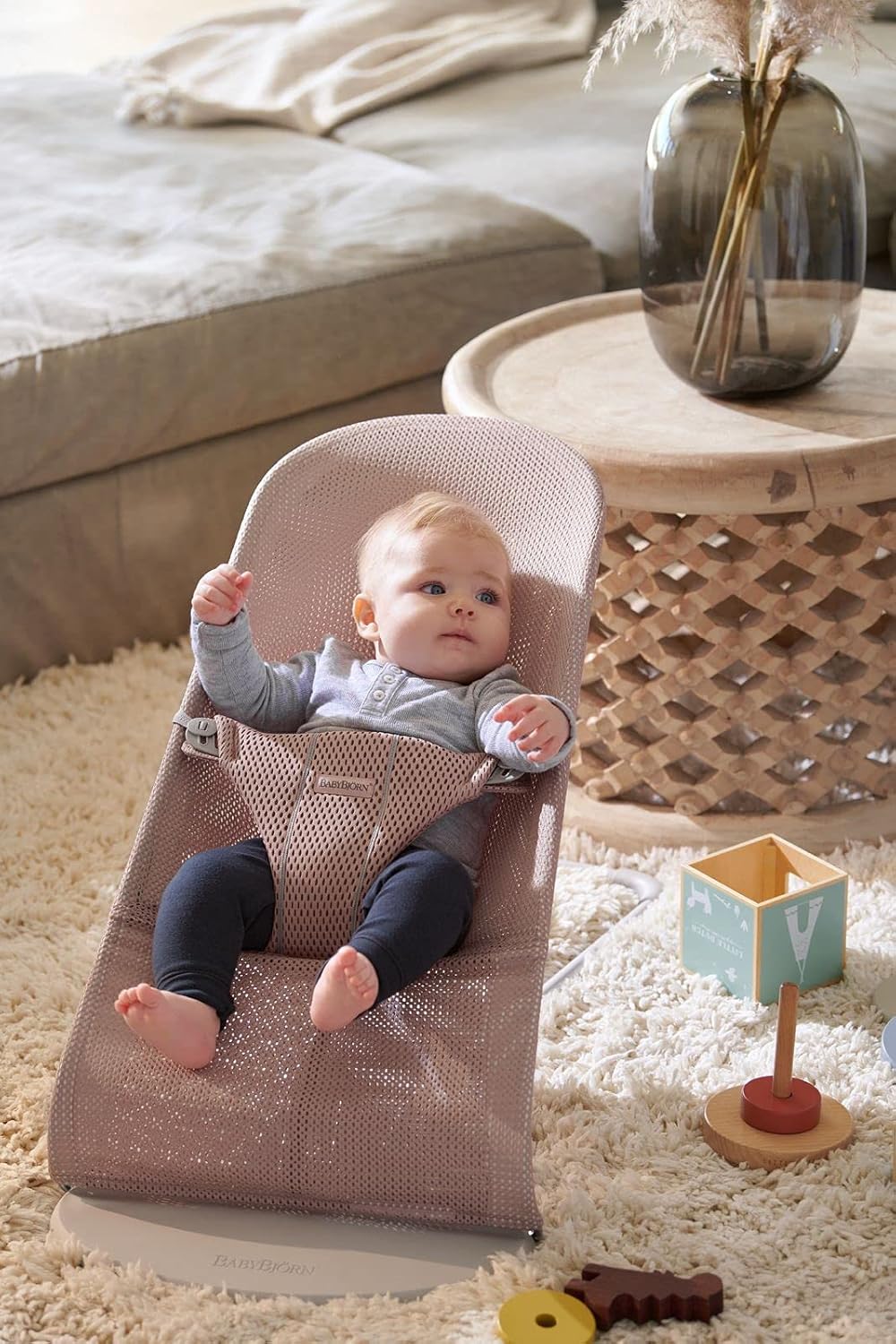 BabyBjörn Babywippe Bliss, Gewebt, Blütenblatt-Steppung, Sandgrau