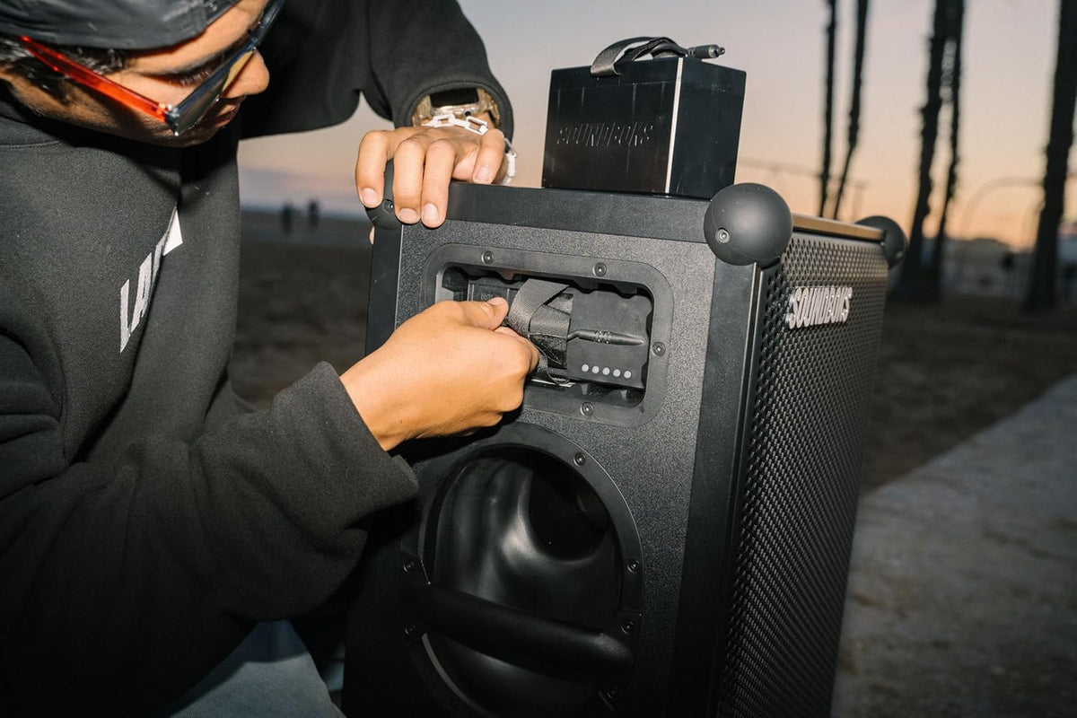 SOUNDBOKS 4 - Bluetooth Performance Speaker - USB-C-Aufladung Akku - Lautester Party Lautsprecher mit 40 Stunden Akku - Kabelloser und tragbarer Lautsprecher - Designed in Dänemark - 126dB (Schwarz)