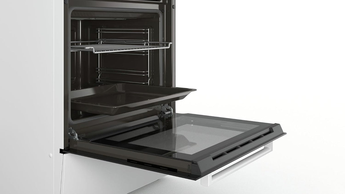 Bosch HKR39C250 Serie 4 Elektro-Standherd, 60 cm breit, EcoClean Direct Reinigungshilfe, 3D Heißluft Backen auf 3 Ebenen, LED-Display-Steuerung, erweiterbare Kochzone für großes Kochgeschirr
