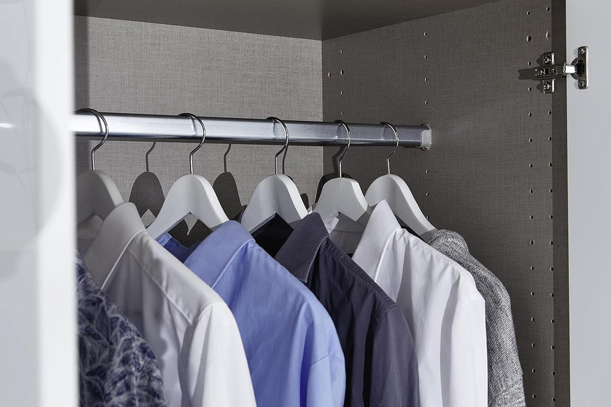 Rauch Möbel Celle Schrank Drehtürenschrank in Weiß/Hochglanz Weiß, 3-türig mit 6 Schubladen, inkl. Zubehörpaket Basic 1 Kleiderstange 2 Einlegeböden, BxHxT 136x197x54 cm