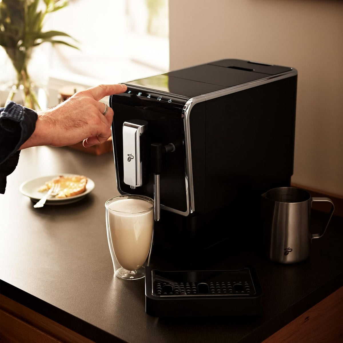 Tchibo Kaffeevollautomat Esperto Latte mit Milchaufschäumfunktion für Caffè Crema, Espresso und Milchspezialitäten, Anthrazit
