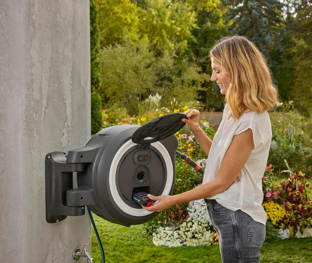 Gardena Akku-Wand-Schlauchbox PowerRoll XL solo: Automatischer Schlauchaufroller mit 35 m Gartenschlauch, Schlauchführung und RollControll, akkubetrieben, UV- und frostbeständig (18642-55)