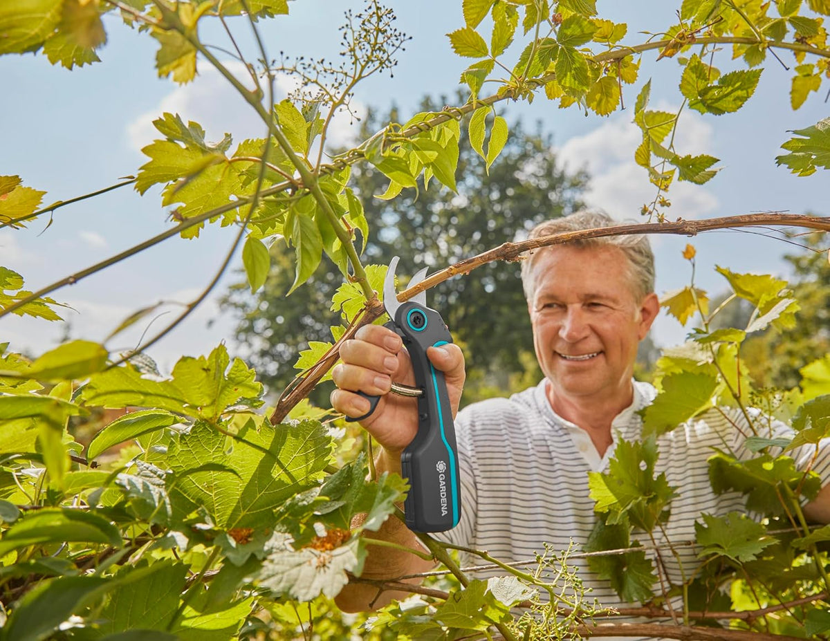 Gardena AssistCut: Akkubetriebene Gartenschere mit einem Schneid-Durchmesser von 25 mm, für einfaches und müheloses Schneiden von Zweigen, Jungen Trieben und Blumen, mit USB-C Ladekabel (12222-20)