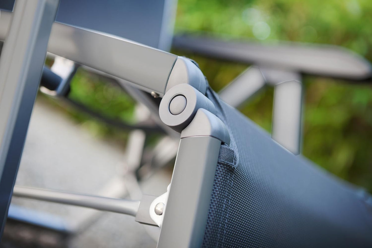 Kettler Relaxsessel Basic Plus – wetterfester Klappstuhl aus Aluminium und mit hautsympathischem Gewebe – verstellbarer Liegestuhl für Terrasse und Garten – anthrazit & anthrazit