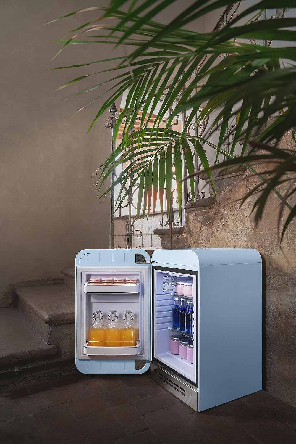Smeg, FAB5LDPB6 Minibar Kühlschrank, Vintage, eine Tür, 34 l, Scharniere links, statische Kälte, 2 verstellbare Einlegeböden, Flaschenhalter und LED-Beleuchtung, Höhe 72,5 cm, Azurblau