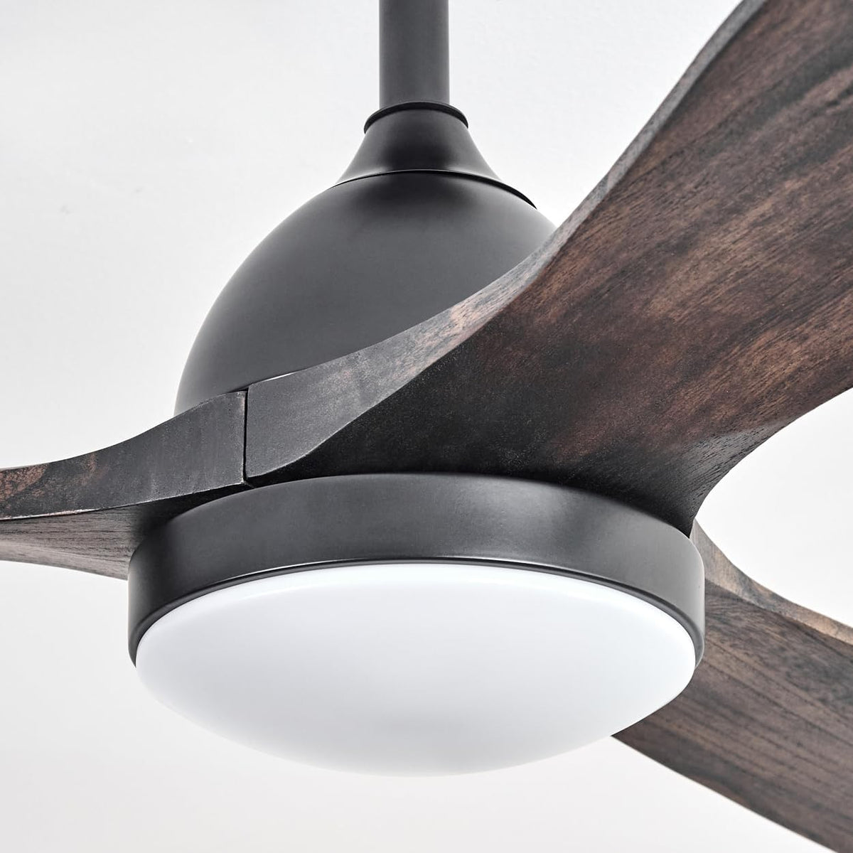 LED Deckenventilator Mosstena, dimmbare Deckenlampe mit Ventilator aus Metall/Holz in Schwarz/Mahagoni/Holz dunkel/Weiß, Auf-/Abwind, 6 Stufen, CCT, Fernbedienung, Wohnzimmer, Schlafzimmer, Büro
