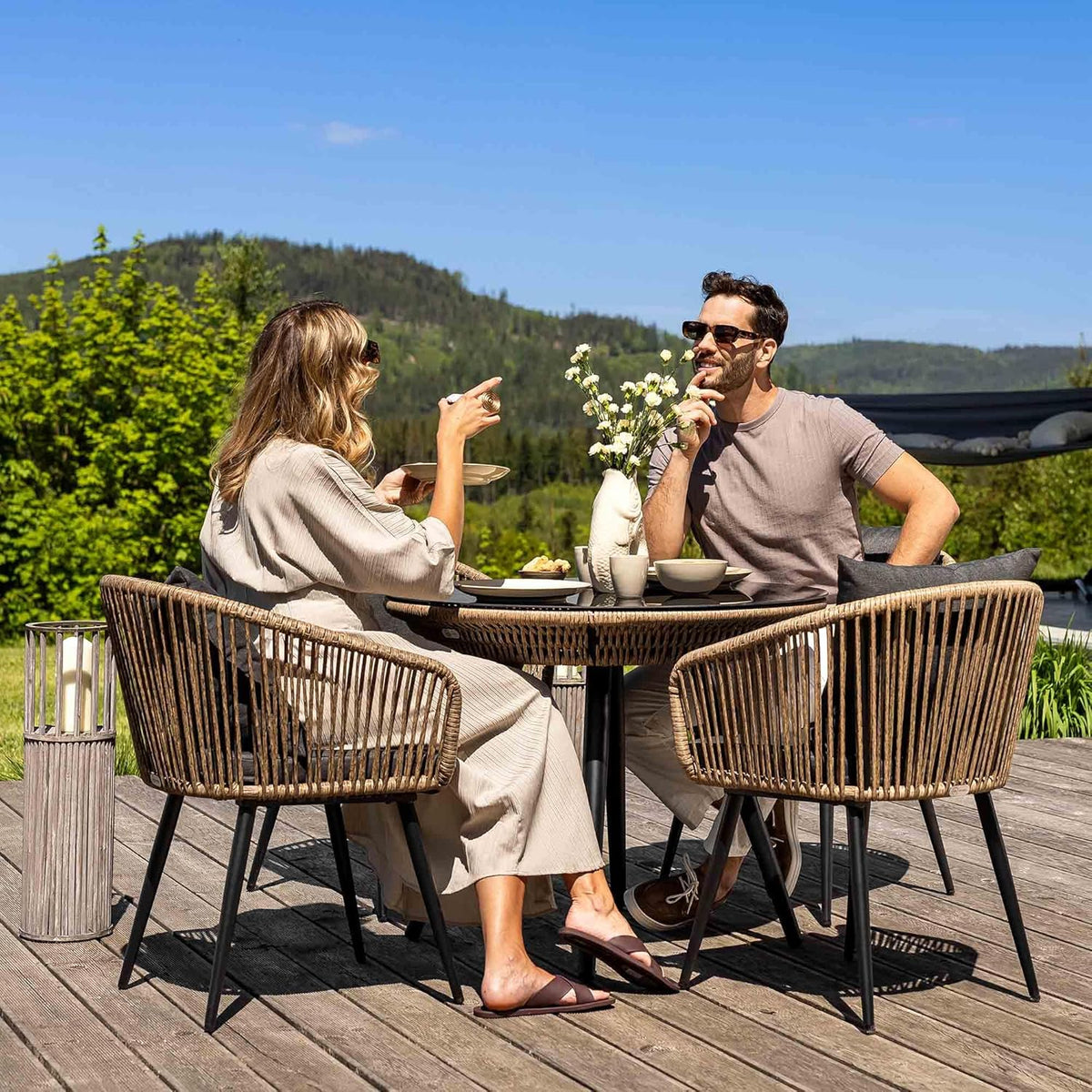di volio Gartenmöbel-Set RIETI Beige/Grau, Terrassenmöbel aus Polyrattan und Stahl, Gartenmöbel für 4 Personen - Couchtisch & 4 Stühle