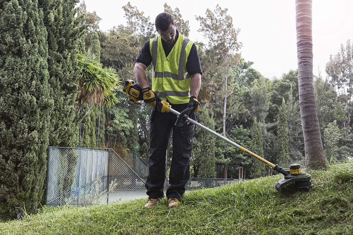 DEWALT Akku-Rasentri mmer (18 Volt, bürstenlos, 30 cm Schnittbreite, zwei-Stufen-Elektronik, Bumb-Feed Fadenverlängerung, für große Flächen und Gärten, Lieferung ohne Akku und Ladegerät) DCM561PB