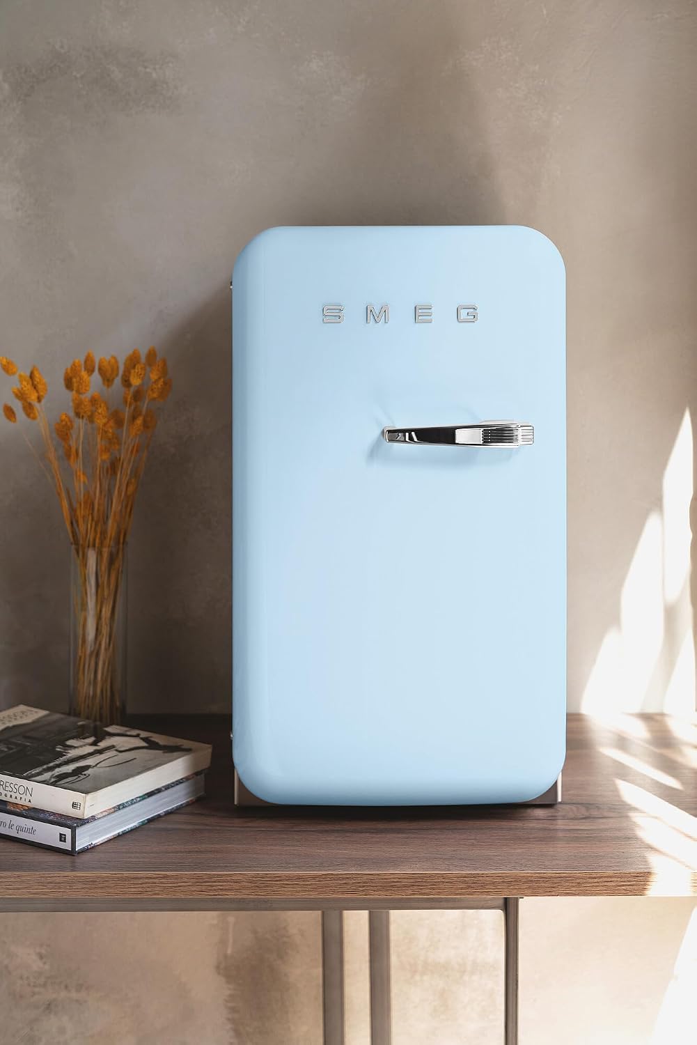 Smeg, FAB5LDPB6 Minibar Kühlschrank, Vintage, eine Tür, 34 l, Scharniere links, statische Kälte, 2 verstellbare Einlegeböden, Flaschenhalter und LED-Beleuchtung, Höhe 72,5 cm, Azurblau