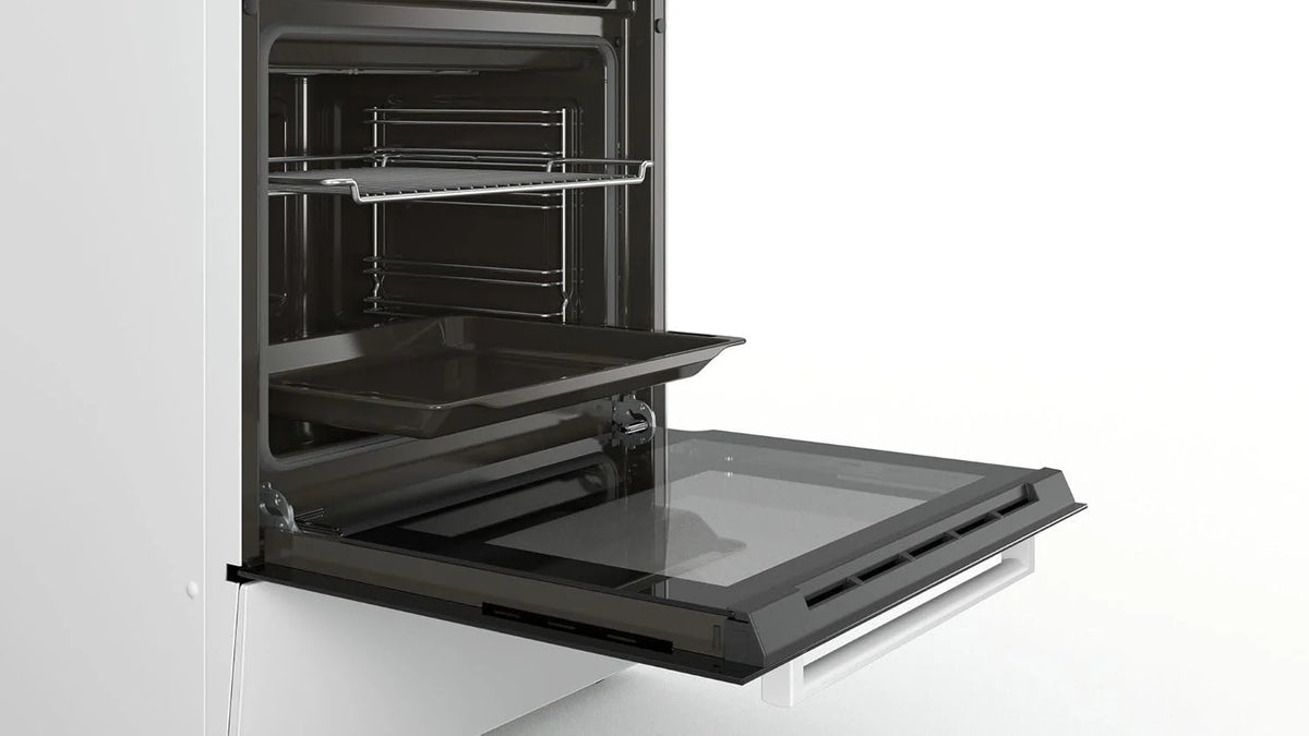 Bosch HKR39C250 Serie 4 Elektro-Standherd, 60 cm breit, EcoClean Direct Reinigungshilfe, 3D Heißluft Backen auf 3 Ebenen, LED-Display-Steuerung, erweiterbare Kochzone für großes Kochgeschirr