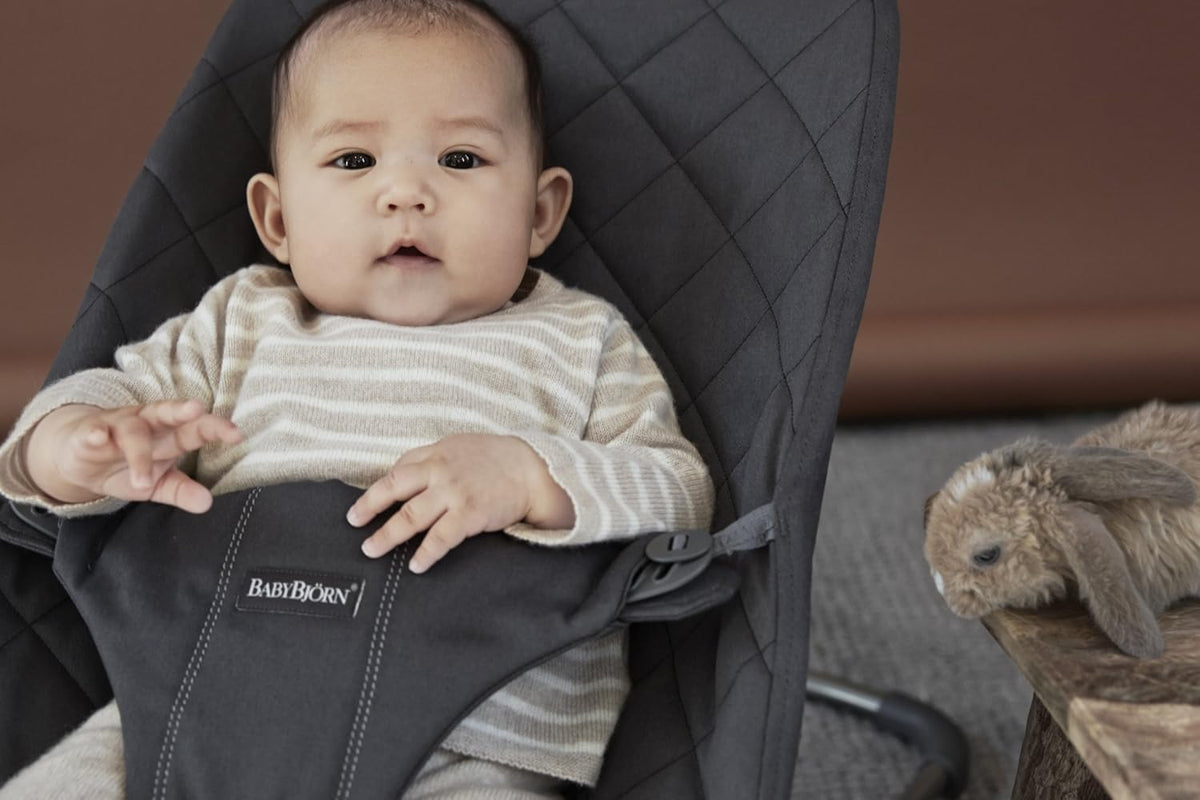 BabyBjörn Babywippe Bliss, Gewebt, Blütenblatt-Steppung, Sandgrau