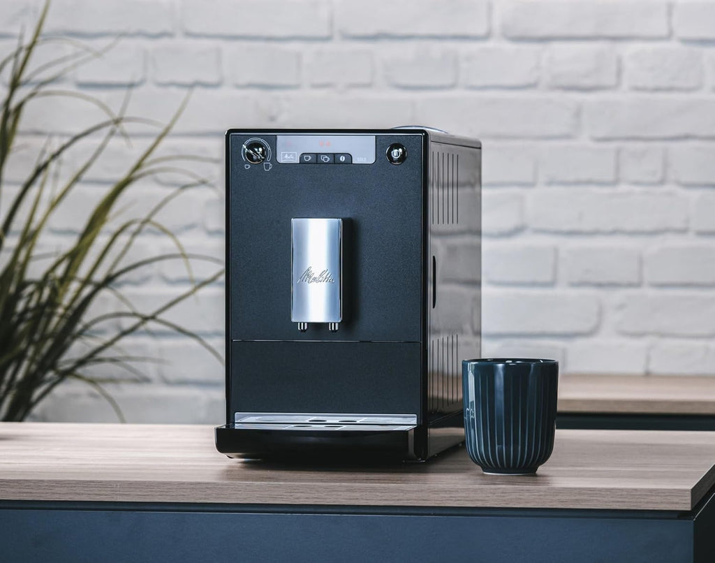 Melitta Solo - Kaffeevollautomat mit höhenverstellbarem Auslauf, kleine Kaffeemaschine mit abnehmbarem Wassertank, für z. B. Espresso oder Café Crème, silber