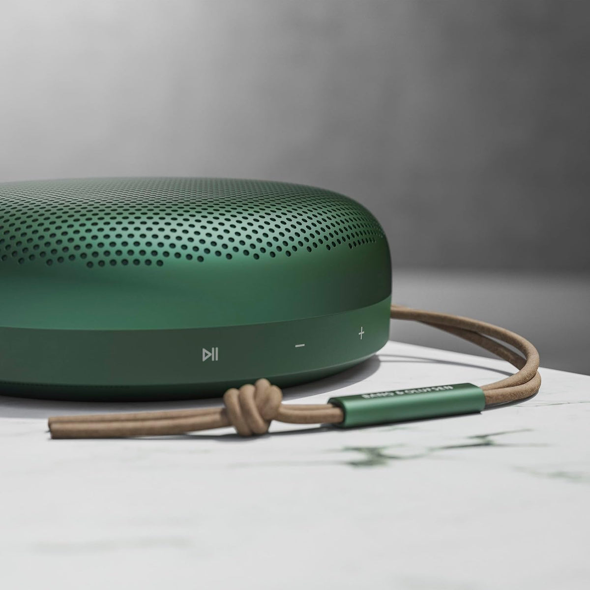 Bang & Olufsen Beosound A1 (2. Gen) – Kabelloser tragbarer IP67 wasserdichter Bluetooth-Lautsprecher mit 360-Grad-Sound, Alexa Voice Assistant & Speakerphone, 18 h Akkulaufzeit - Black Anthracite