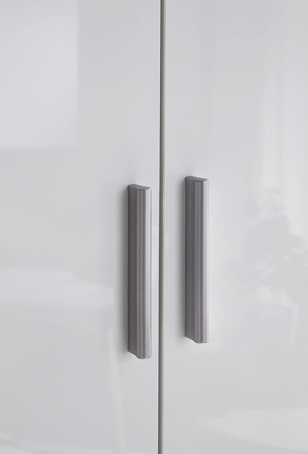 Rauch Möbel Celle Schrank Drehtürenschrank in Weiß/Hochglanz Weiß, 3-türig mit 6 Schubladen, inkl. Zubehörpaket Basic 1 Kleiderstange 2 Einlegeböden, BxHxT 136x197x54 cm