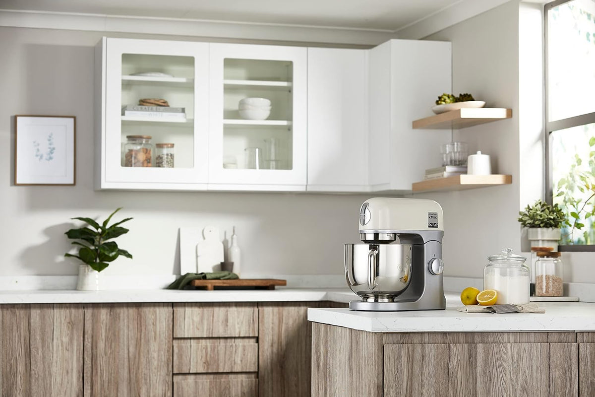 Kenwood kMix KMX750RD Küchenmaschine, 5 l Edelstahl Schüssel, Safe-Use-Sicherheitssystem, Metallgehuse, 1000 Watt, inkl. 3-Teiligem Patisserie-Set und Spritzschutz, Rot