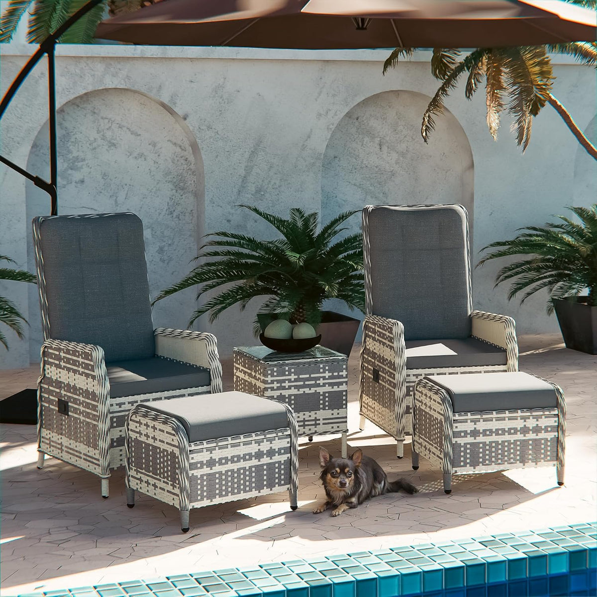 Gotland Rattan Gartenmöbel Set Lounge Möbel Outdoor, Verstellbares 2-Sitzer Terrassenmöbel Außen mit 118° Rückenlehne & Fußhocker, Hochwertige Polster & Glastisch, Wetterfest (Grau)