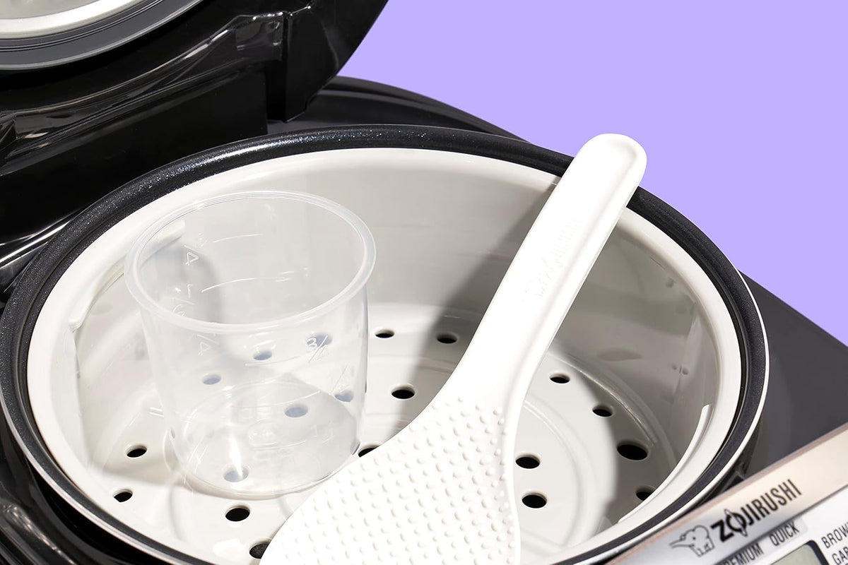 ZOJIRUSHI Premium Reiskocher NL-GAQ10 – 1,0 Liter – mit Warmhaltefunktion – inkl. Messbecher, Reislöffel und Dämpfeinsatz - Mit europäischem Netzkabel