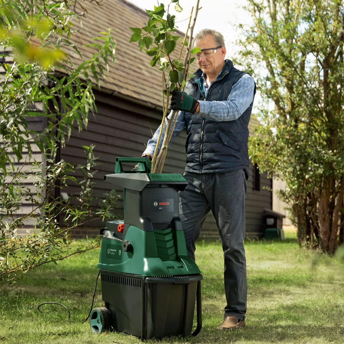 Bosch Turbinenhäcksler AXT 25 TC (2.500 W; geeignet für Holz und harte Gartenabfälle; inklusive Gartenhandschuhe; integrierte Fangbox 53 l; in Karton) –   Edition