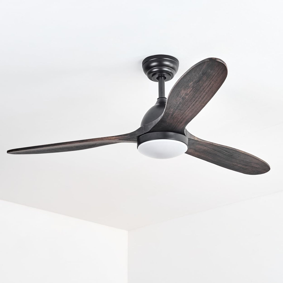 LED Deckenventilator Mosstena, dimmbare Deckenlampe mit Ventilator aus Metall/Holz in Schwarz/Mahagoni/Holz dunkel/Weiß, Auf-/Abwind, 6 Stufen, CCT, Fernbedienung, Wohnzimmer, Schlafzimmer, Büro