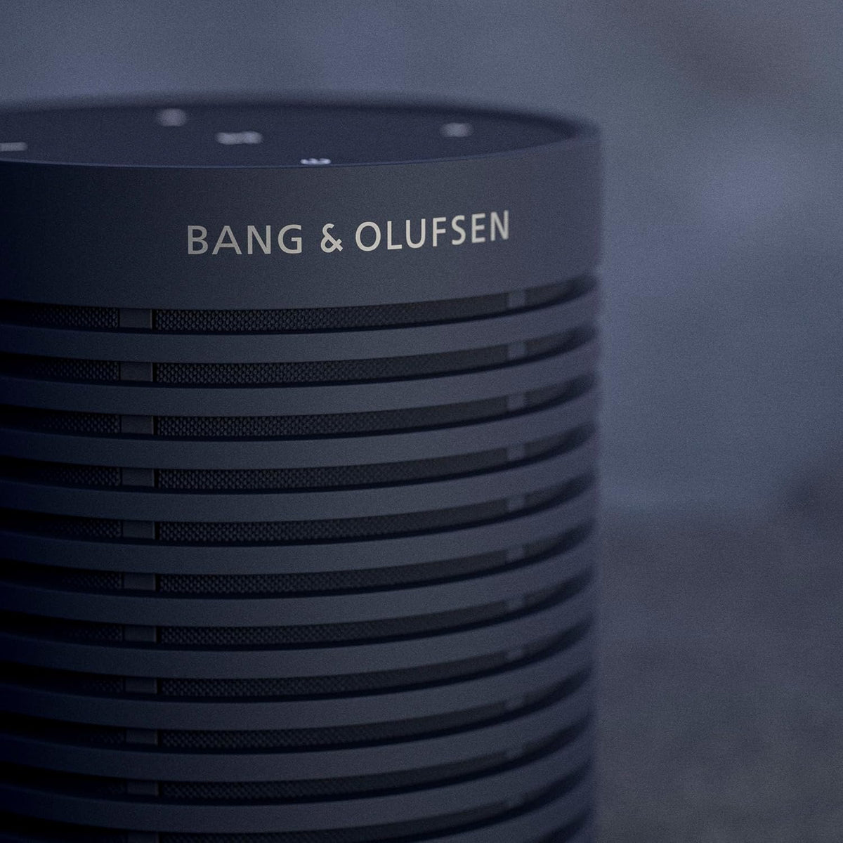 Bang & Olufsen Beosound Explore – Kabelloser tragbarer Bluetooth Outdoor-, Heim- und Reise, 27 Stunden Akkulaufzeit, wasserdichter 360° Lautsprecher + USB-C Ladekabel - Schwarz Anthracite