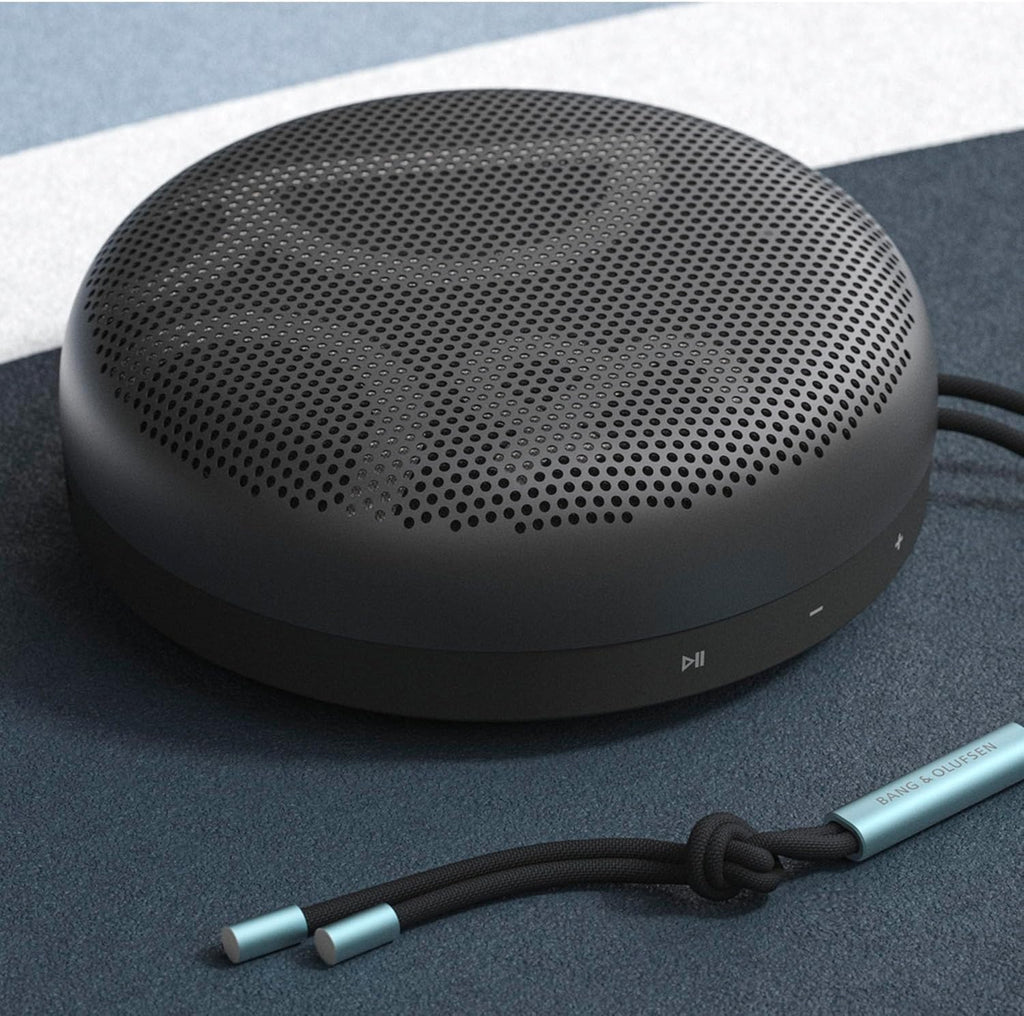 Bang & Olufsen Beosound A1 (2. Gen) – Kabelloser tragbarer IP67 wasserdichter Bluetooth-Lautsprecher mit 360-Grad-Sound, Alexa Voice Assistant & Speakerphone, 18 h Akkulaufzeit - Black Anthracite