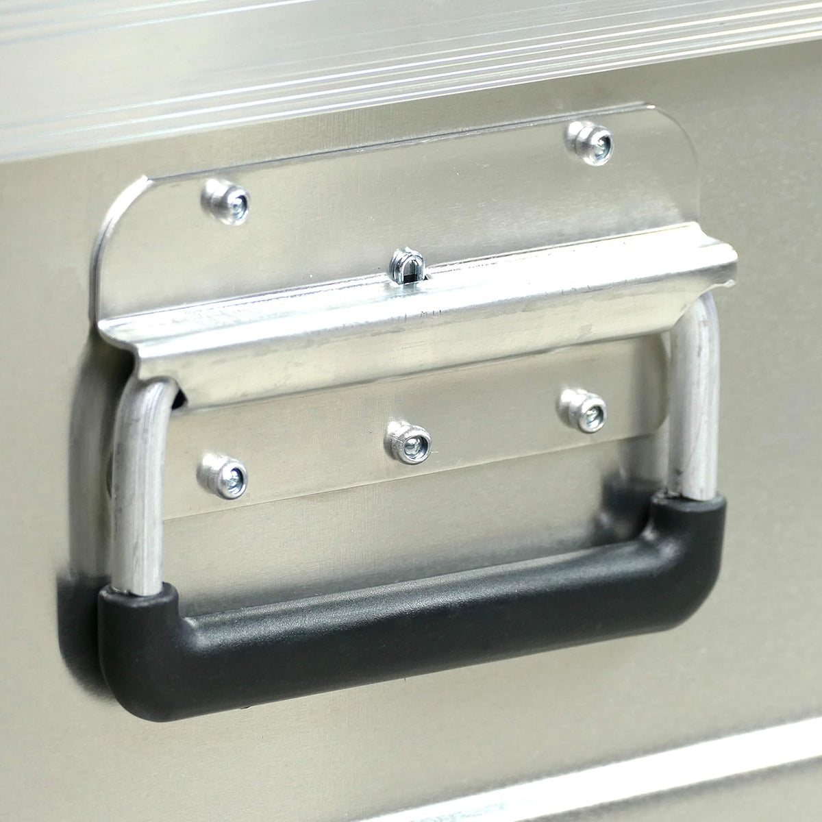 Aluminiumbox Alubox 140l Fassungsvermögen - Werkzeugkiste Staub- und Spritzwassergeschützt - Deichselbox Metallkiste Gartentruhe Alukiste Alu transportbox Werkzeugbox Aluminium Koffer