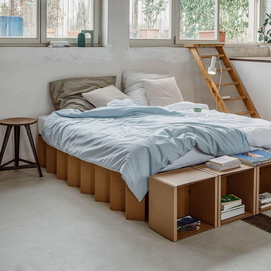 ROOM IN A BOX Bett 2.0 M/Braun: Klappbett aus Wellpappe 120 140 x 200 cm und Zwischengrößen. Auch als Gästebett. Lattenrost Nicht nötig.